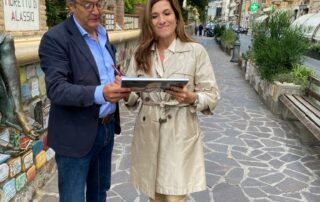 Simona Bencini, insieme al Vice Sindaco Angelo Galtieri, firma la piastrella del Muretto