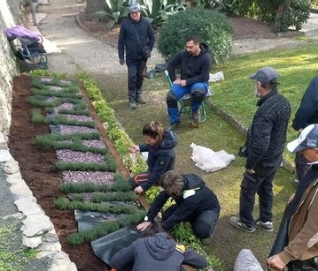 Gli stagisti “giardinieri d’arte” di ELFO (ente ligure di formazione professionale) al lavoro nel piazzale antistante il Palaravizza