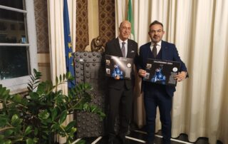 Il Sindaco Marco Melgrati e il Comandante della Polizia Locale Francesco Parrella con il Calendario 2024