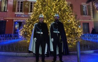 La Polizia Locale in alta uniforme nel centro storico di Alassio