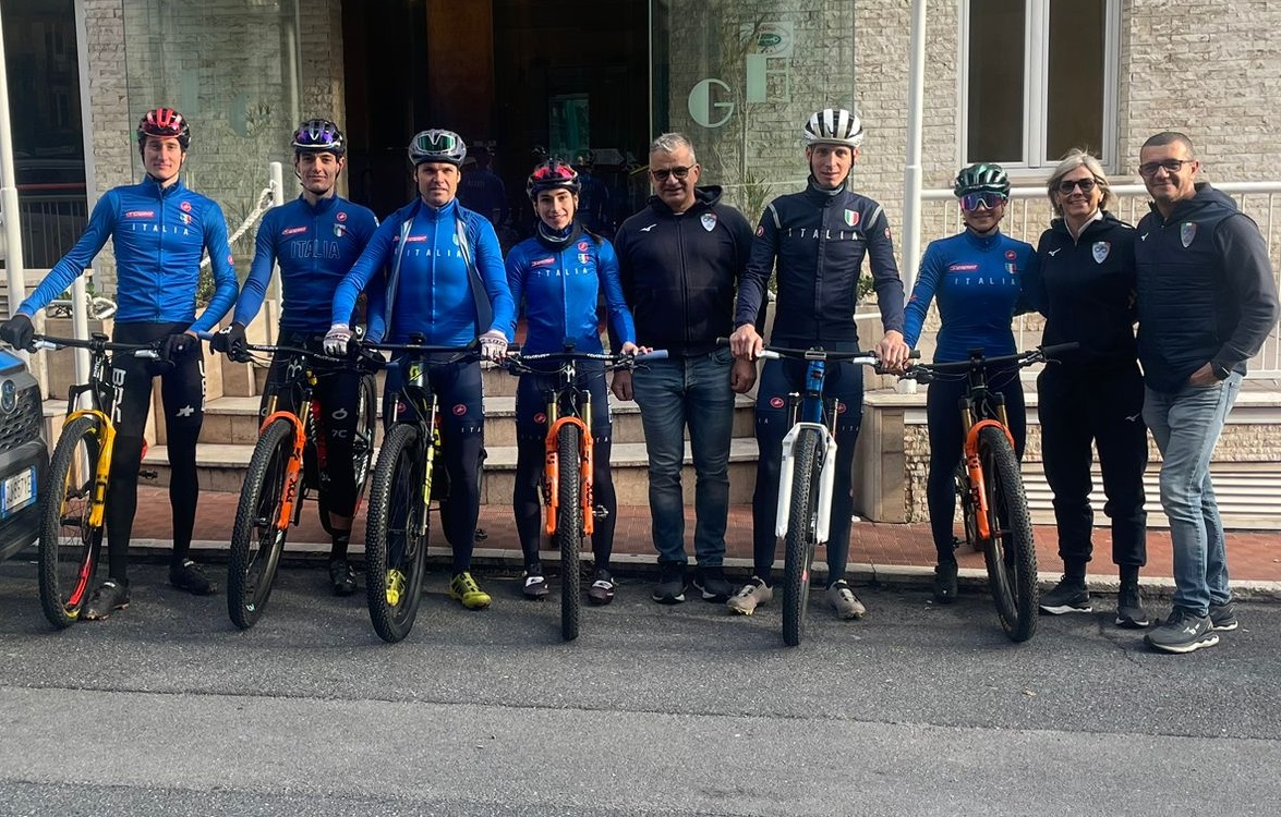 La nazionale azzurra di Mountain Bike in ritiro ad Alassio. Oggi alle 18 la firma della Piastrella del Muretto