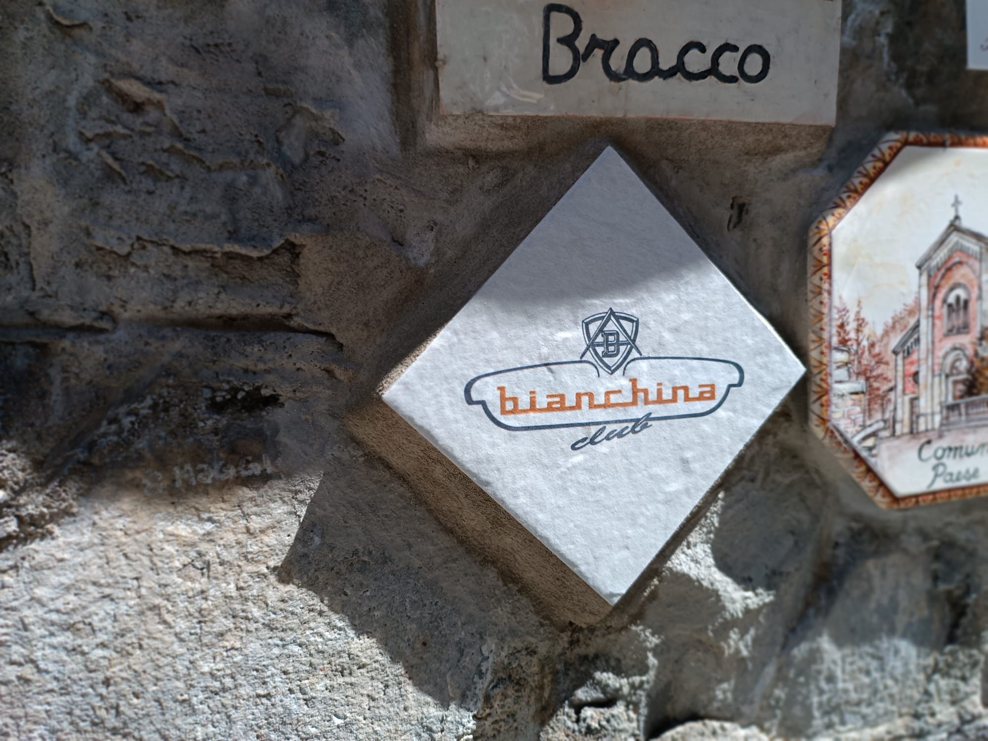 Una nuova piastrella per il Muretto di Alassio, dedicata al Bianchina Club