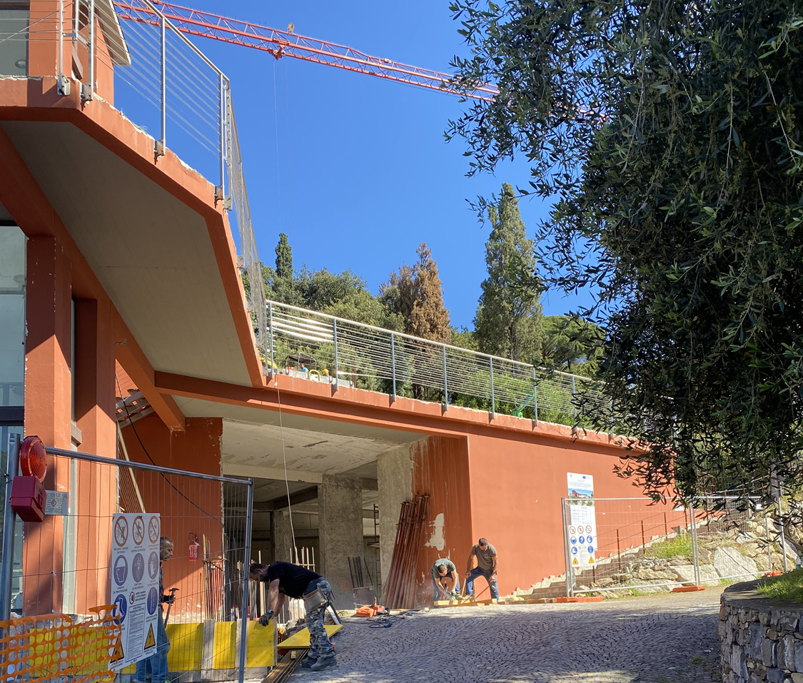 Nel parco di Villa Fiske sono in corso i lavori di costruzione della nuova scuola dell’infanzia di Alassio